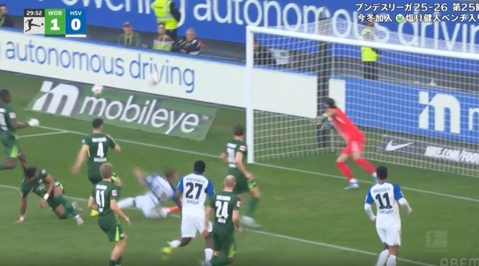 「なんでお前がキレるんや」 立てよジェスチャーで“一触即発”！ ピッチで痛がる選手を無理に引き起こしてヒートアップ 4枚目