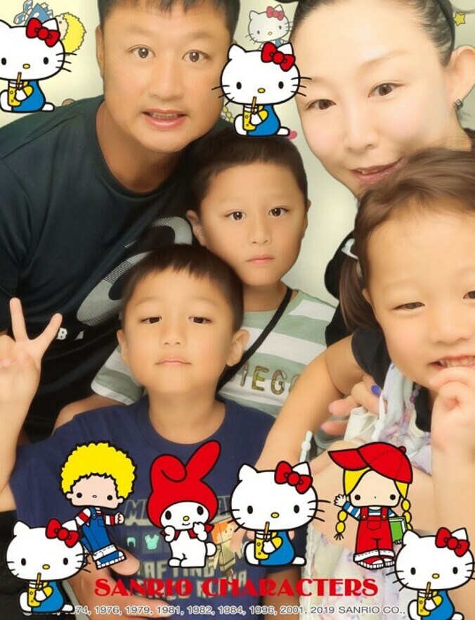  小原正子、家族で撮影したプリクラを公開「素敵な家族」「皆楽しそう」の声  1枚目