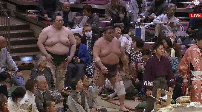 歌手で俳優の武田鉄矢さん。さらにその右隣りには女優・川上麻衣子さん