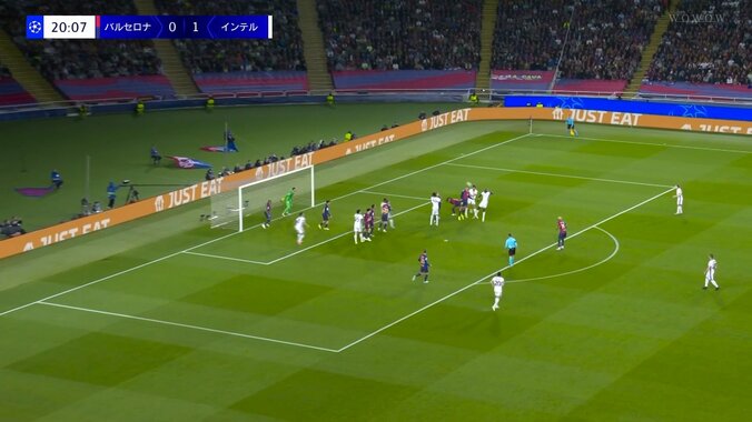 「変態」「破壊力が違う」SNSで沸騰中！バルサ守備陣が硬直した規格外のバイシクルシュート炸裂の瞬間 3枚目