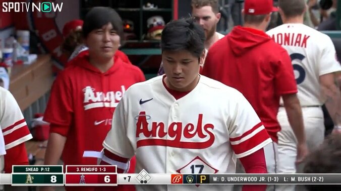 大谷翔平、圧巻2発！ 水原一平通訳が大谷の背中を見つめ思わず見せた「ホント凄いな」感慨深そうな表情 1枚目