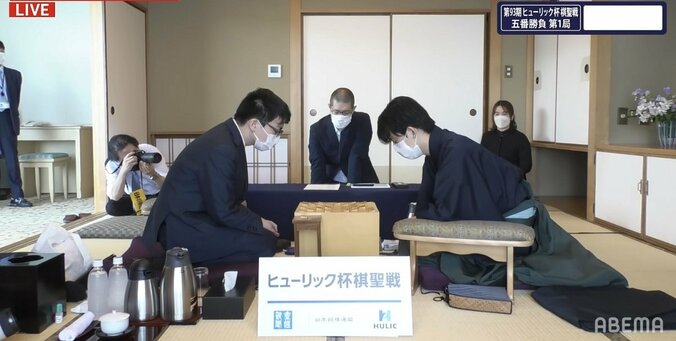 藤井聡太棋聖、永瀬拓矢王座ともに午後のおやつはドリンクのみ注文 形勢は互角のまま中終盤戦へ／将棋・棋聖戦五番勝負第1局 1枚目