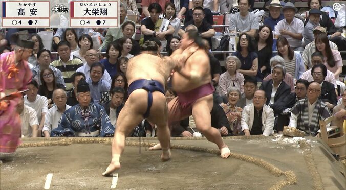 「片手でふっとばした」高安が“右手一本で”…衝撃の一コマ、大栄翔が「飛んでった」驚異の光景に驚きの声 3枚目