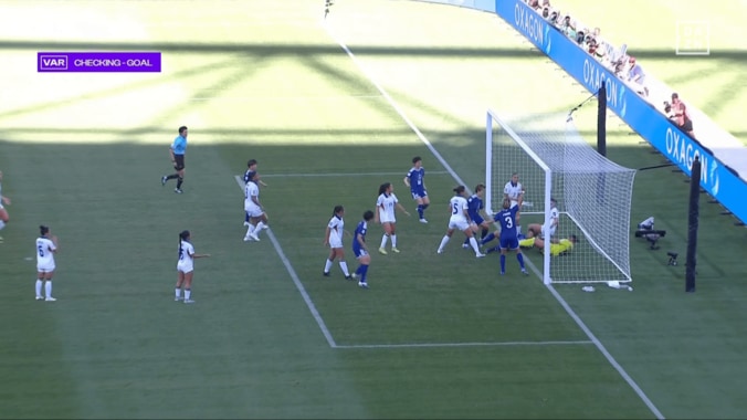 ゴール前で15人混戦！なでしこエース、“執念”のダイビングヘッド弾「よく飛び込んだな」「気合いだ」田中美南のアジアカップ初得点にファン熱狂 4枚目