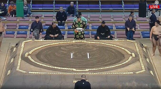 向正面の左上、ニット帽姿のパラダイス山元さん