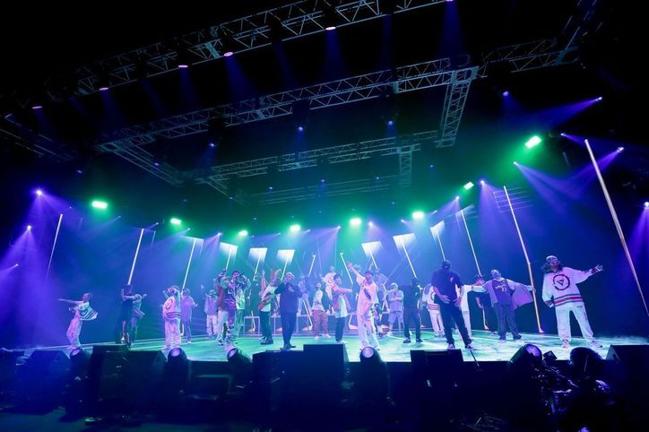 三代目JSBがファンと共に過ごしたクリスマス・イヴ、スペシャルな楽曲、愛のドッキリ、未来への誓い…いつまでも三代目でいるために【ライブレポート】