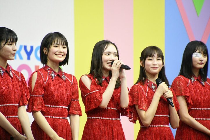 乃木坂46・4期生が初の『TIF』出演でフレッシュなパフォーマンス、清宮レイの”必殺技レイパンチ”に会場沸く