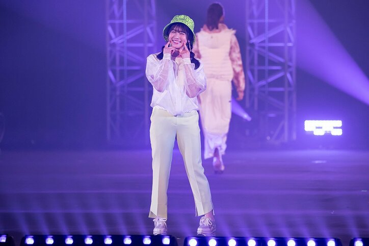 日向坂46、TGC×DASADAコラボステージに登場! ハッピーオーラ振りまくランウェイでおひさま魅了