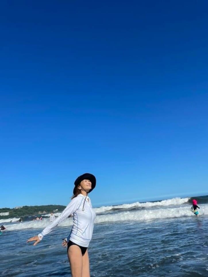  高見恭子、2年ぶりに水着を着用し海へ「潮風気持ちよく」 