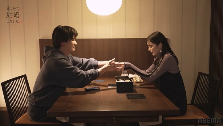 瀬戸利樹が2回目のプロポーズ！？気持ちのこもったサプライズに妻・紺野彩夏が感激で満面の笑み　川島海荷も絶賛「やるじゃん！」『私たち結婚しました4』第8話