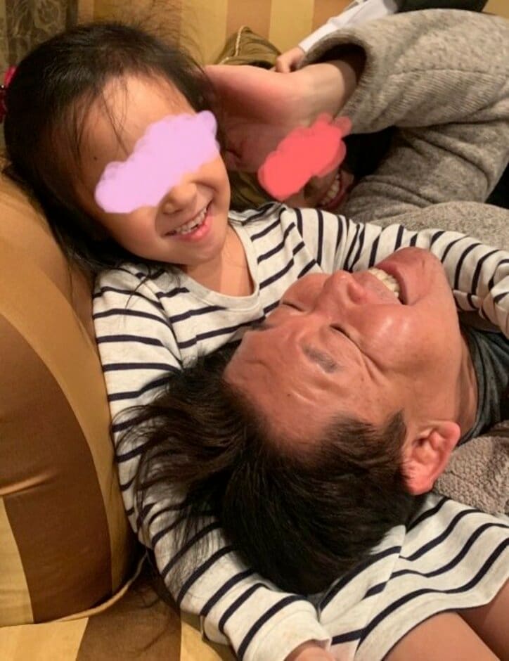 花田虎上、末娘に膝枕してもらっている写真公開「最高に癒されますね」「嬉しそう」の声