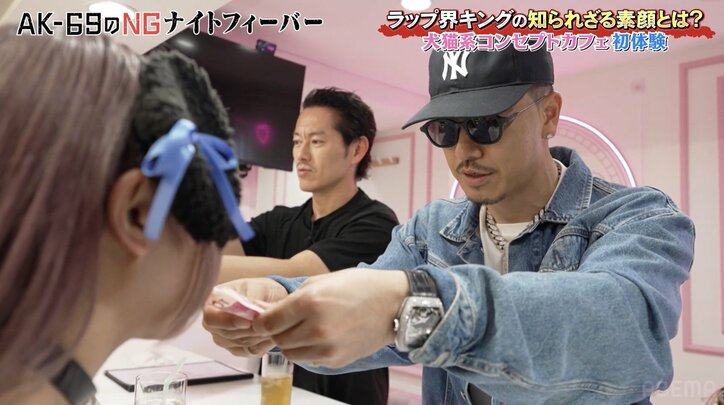 【写真・画像】大御所ラッパー2人、人生初コンカフェでキャストに“アルコールゼリー”飲ませ…“驚きの光景”に「こんなことまでするんだw」など反響続々　1枚目