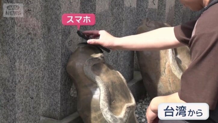 スマホをこすりつける人も