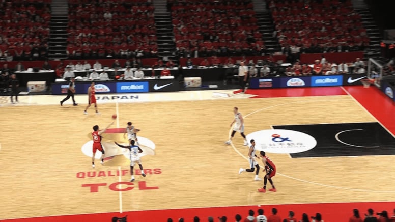 「なんじゃこりゃ！」バスケ日本代表、“残り０秒”で衝撃ロングシュート成功「ディープすぎる」超絶ブザービーターにアリーナ騒然