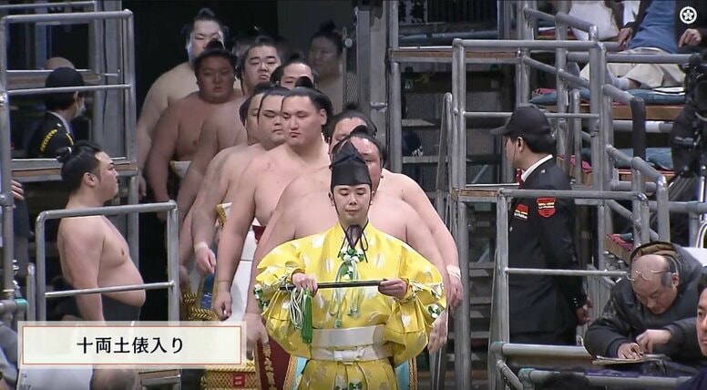 大相撲中継、土俵入りの花道で一瞬映り込んだ“粋な光景”に「泣いちゃう」「タッチしてたね」ファン熱視線