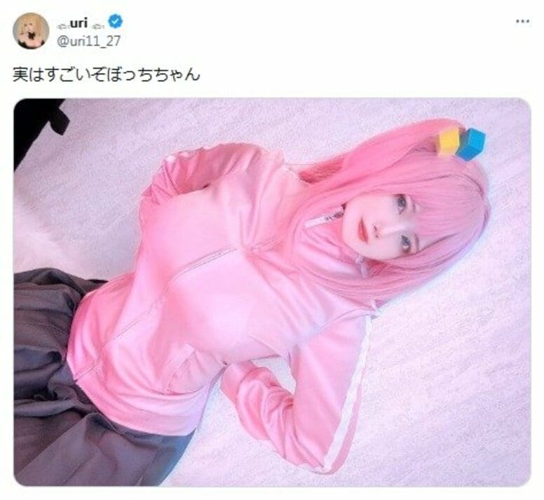 『ぼっち・ざ・ろっく！』後藤ひとりの“隠れた特徴”がよくわかるコスプレ披露に「ドーンとしてますね！」など驚きの声