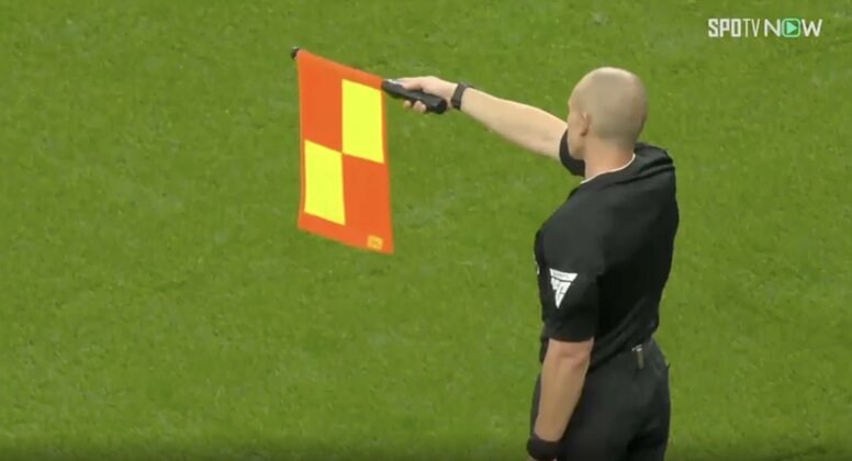 あの時、何が起きたのか？ “前代未聞の大誤審” 緊迫の裏側　試合中の審判間の音声を公開 「判定はオフサイドだ！これでいいのか？」「何もできない」