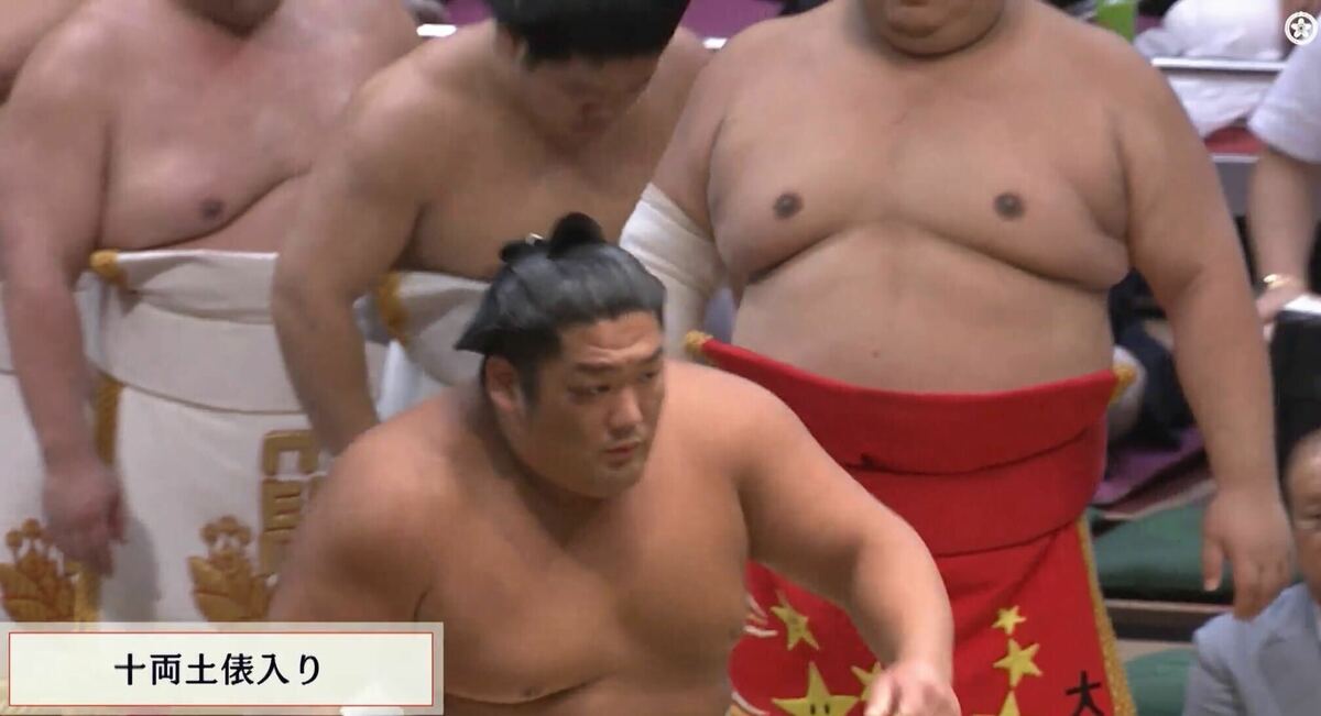 尊富士、化粧まわしを大胆“イメチェン” 意外な色に「一体、いくつ持っ