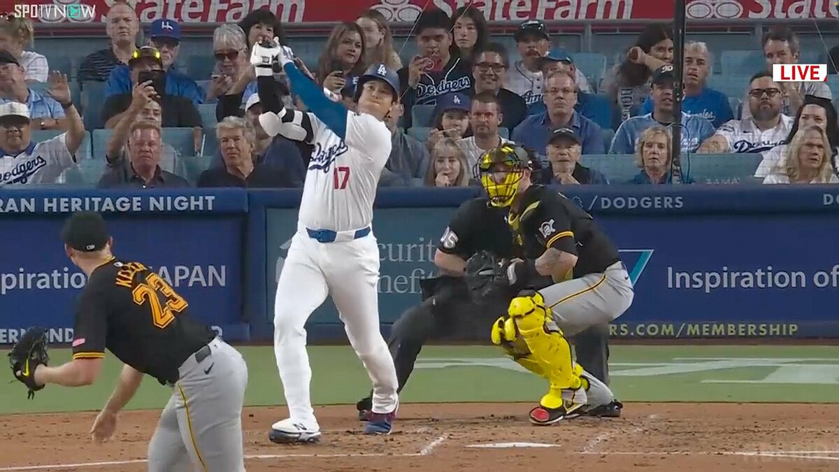 ドジャース 大谷翔平
ボブルヘッド ミニ
ホームユニフォーム
4.5インチ Shohei with an EPIC BAT FLIP for his 35th HR of the season