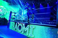 【映像】クレオパトラ顔負け 斬新ヘアが“光る”瞬間