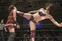 “頭蓋骨を砕く”後ろ回し蹴りで壮絶KO！ 伊藤麻希、宿敵・山下実優に涙の敗北 【ABEMA 格闘TIMES】