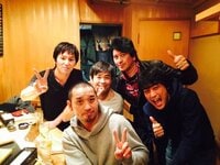 川崎麻世『寿司屋で芸人さん達と5ショット』