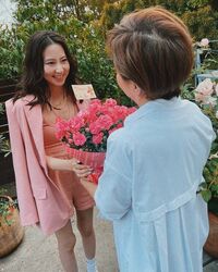 河北麻友子、実母にカーネーションの花束をプレゼント「とても素敵ですね」「ピンクセットアップ似合いすぎ！」とファン称賛