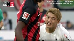 堂安律が “悪質プレー”にブチギレ！相手DFに首を掴まれてブッ倒される 背後から詰め寄る瞬間「一番怖いタイプ」「笑ってる…」