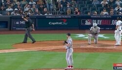 審判に一体、何が？ 突然歩き出した…“まさかの展開”「怖いな」「みんなキレすぎ」ベンチからの叫びで“異変” ヤ軍に起きた退場劇が話題に