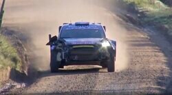 信じられない！世界最速ラリー車が柵に激突→“バンパー丸ごと”脱落 チーム公式Xも「危なかった」それでも走る衝撃光景