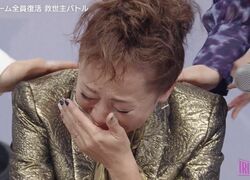 元3人組ユニットとしてデビューするも現在はレストラン経営の50歳女性、歌詞の意味を教えてくれるような魂のこもった歌声に審査員が続々と涙、スタンディングオベーションが巻き起こる