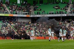 フローニンゲン対アヤックスが発煙筒投げ込みで中断…16日に無観客で再開へ