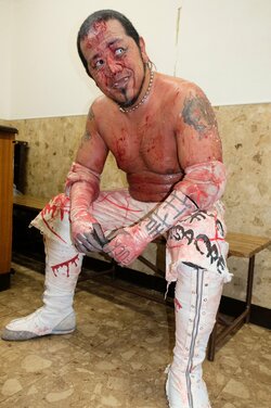 クリスマスといえばデスマッチ！葛西純、中指を突き立て、「試合の記憶はねえ。あるのは痛みだけ。でもこの痛みが最高なんだ」