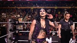 マジかよ！ “最狂”女子レスラーの「裏の顔」にファンツッコミ…“童顔美人”な素顔のまま夫を「軽々リフト」の衝撃写真が話題