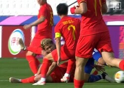 「何すんだよ！」「蹴ってねえか？」松木玖生、顔面に相手の膝が入って悶絶した瞬間…「骨折れてないか…」「危険なファウル」U-23日本代表ファンからは心配と怒りの声