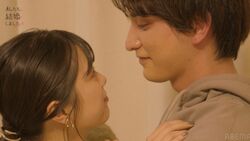 宅飲みでホロ酔いの瀬戸利樹、久保田悠来&貴島明日香の前で妻をグッと抱き寄せ…「愛してるよ」『私たち結婚しました4』第6話