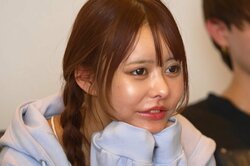 月収350万円の美人経営者、ミニ丈の部屋着姿で年下イケメン2人と超密着「明日いてくれたら嬉しいな」