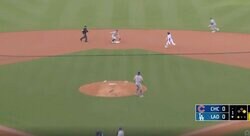 一体、どうすれば…？ 大谷翔平の“爆足”でまさかの展開「走るの？w」 相手バッテリーが警戒→余裕で盗塁を決める「速っ！」「左手大丈夫やん」