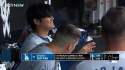 いやいやいや…！ 大谷翔平、先頭打者ホームラン直後にベンチで…？な一コマ “疑惑”をツッコまれ動揺か