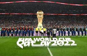 活動家がカタールW杯でピッチに侵入し試合中断…「ウクライナを救え、イランの女性に敬意を」と主張