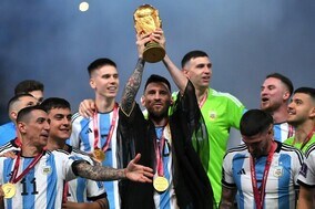 「異様な光景だった」メッシがトロフィーリフトで羽織った黒いローブの意味は？ “世界初の光景”に海外メディアやOBは違和感【W杯】