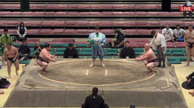 注目を集めた行司の“デカ過ぎる”体格(全身有り)