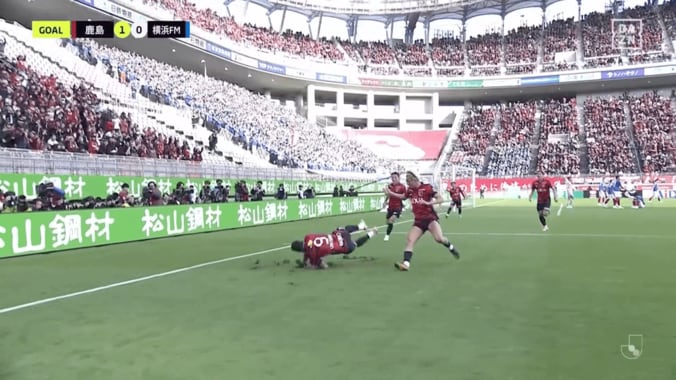 芝がえぐれた！J1得点王に笑劇アクシデント「環境破壊」「まったく滑ってない」鹿島FWの膝スライディング大失敗が脚光「田中碧に習おう」 4枚目