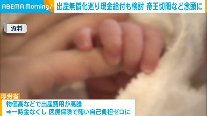 指を握る小さな手