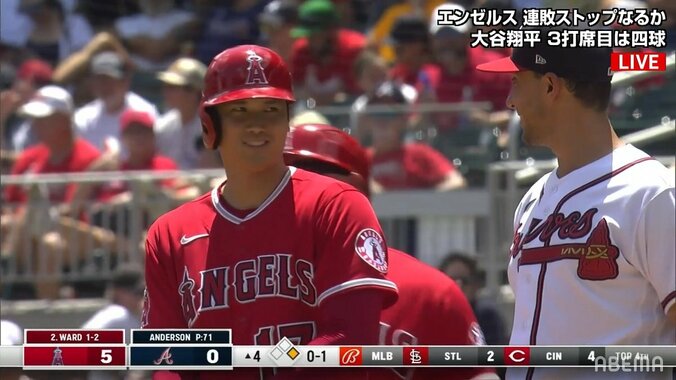 今日のネタは何？大谷翔平、仲良しオルソンと連日のニコニコトーク 意味深の“チラ見”も「きたオルソン」「なんつー笑顔だw」 1枚目