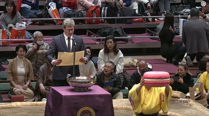 「デカっ」安青錦に贈られた巨大な副賞にファン騒然 預かった力士の“困惑笑顔”に「あの力士かわええ」「そら笑うわ」ファンほっこり 4枚目
