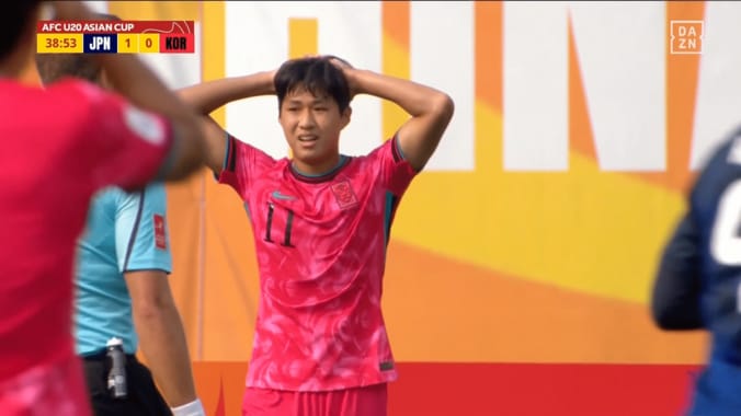 韓国FWが唖然…17歳日本代表GKの“神の左手セーブ”が衝撃的！「すげえぞ！」「やられたと思った…」荒木琉偉が超反応ストップの瞬間【U20アジアカップ】 4枚目