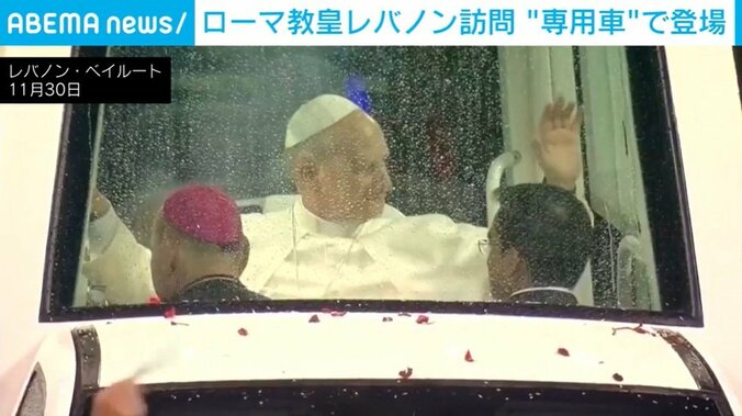 手を振るローマ教皇