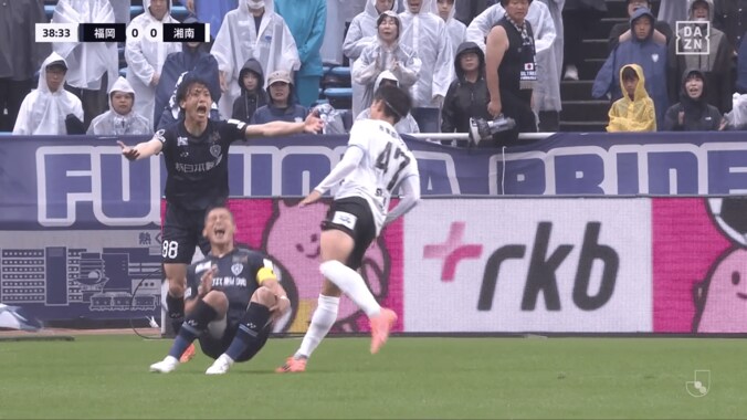 “豹変”に騒然！ 福岡DFが危険キック被害に大悶絶→いきなり復活で激怒「ガッツリ蹴り上げてる」「めちゃくちゃ大丈夫だったw」 3枚目
