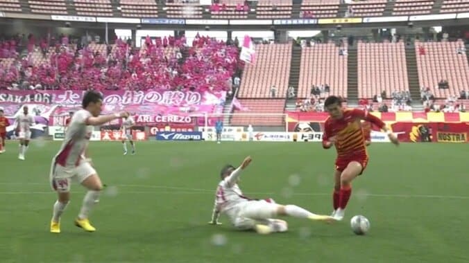 「VARレベル上がってるな」ゴール目前の接触転倒でPK判定→OFRで一転！シミュレーションでイエローに「足引いてたよね」「完全に飛んでて会場一同納得」 3枚目